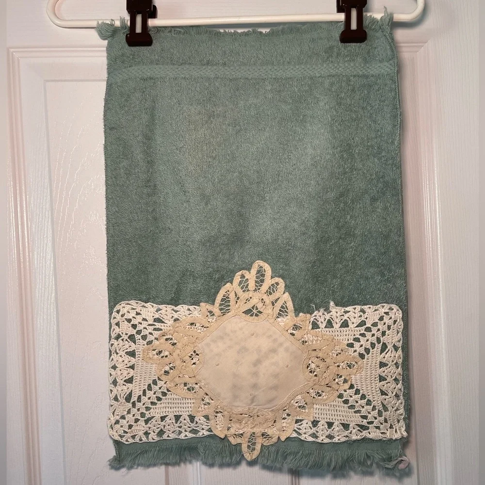 Vintage Battenberg lace hand towel